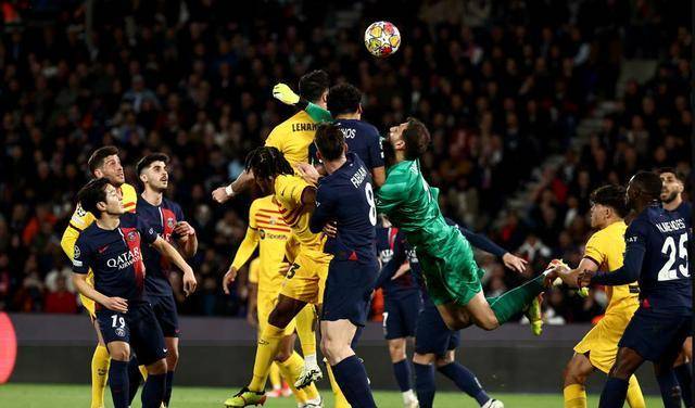 包含巴塞罗那客场一球小胜，继续追赶领先者的词条