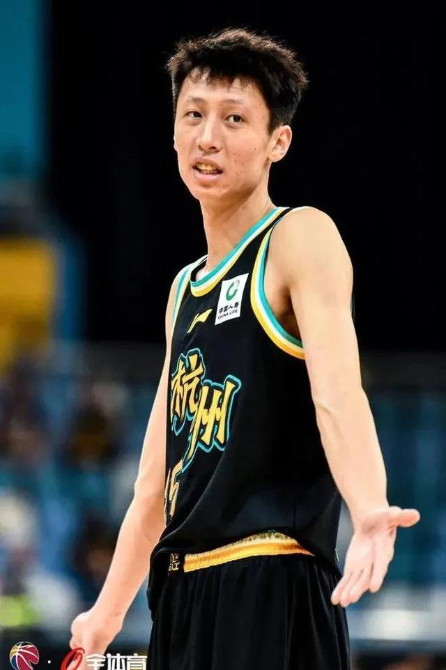 广厦男篮在最新比赛中力克对手，轻松取胜的简单介绍