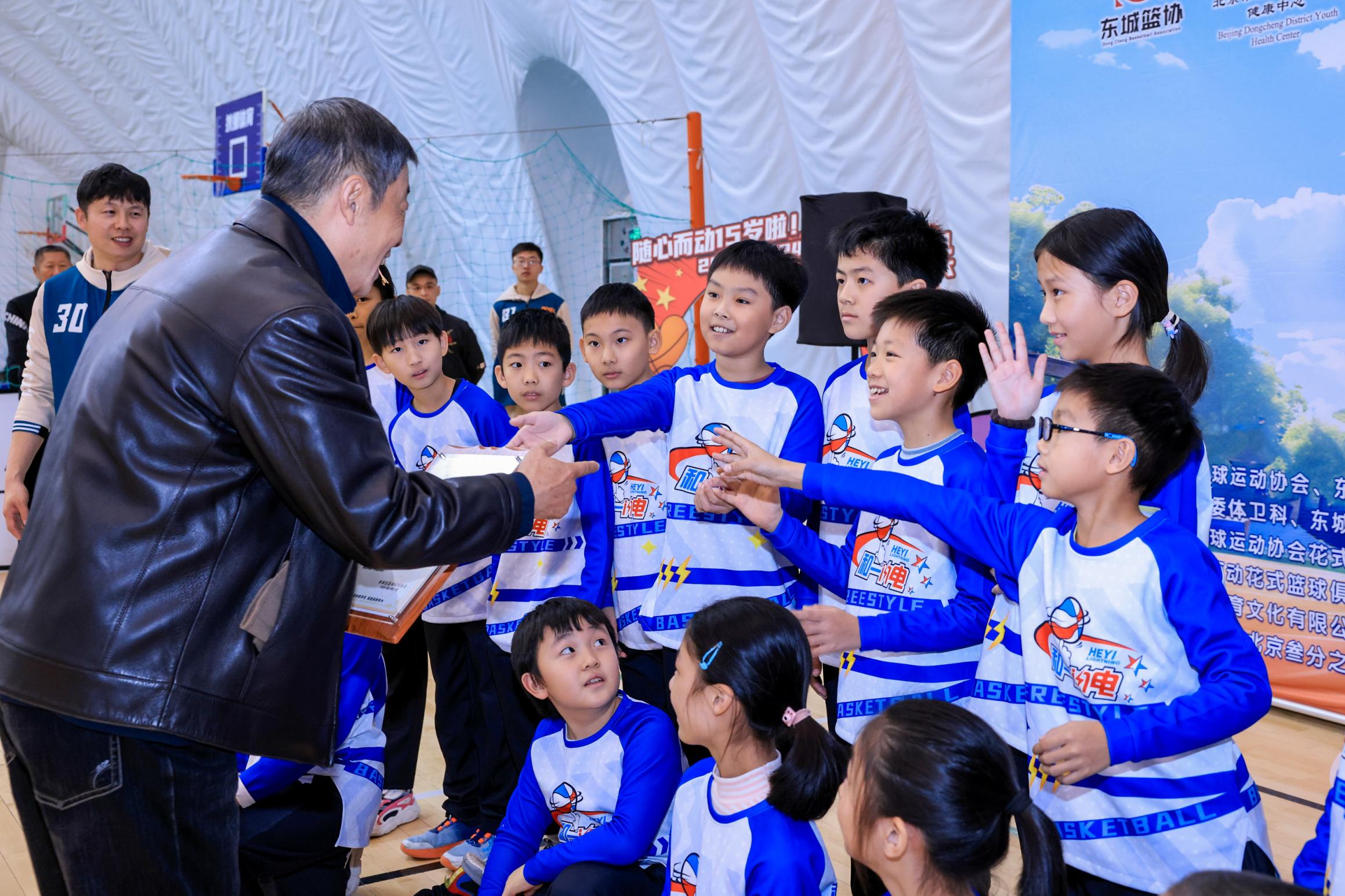 球队在比赛中展现出色的团队合作精神，赢得掌声的简单介绍