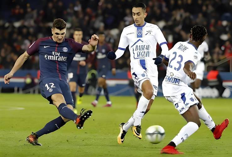 包含亚眠队战术调整有效，取得关键胜利的词条