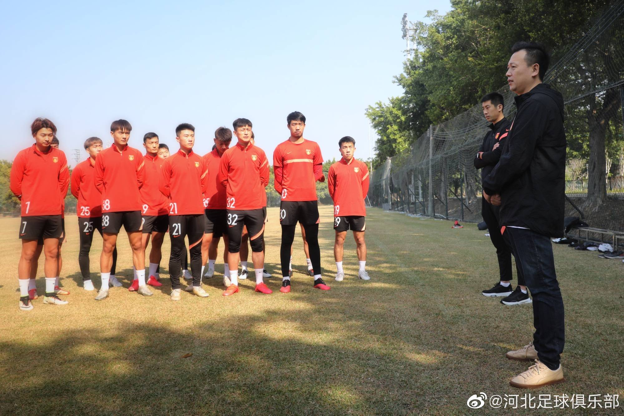 球队老板公开承诺提升球员待遇，赞誉球员努力