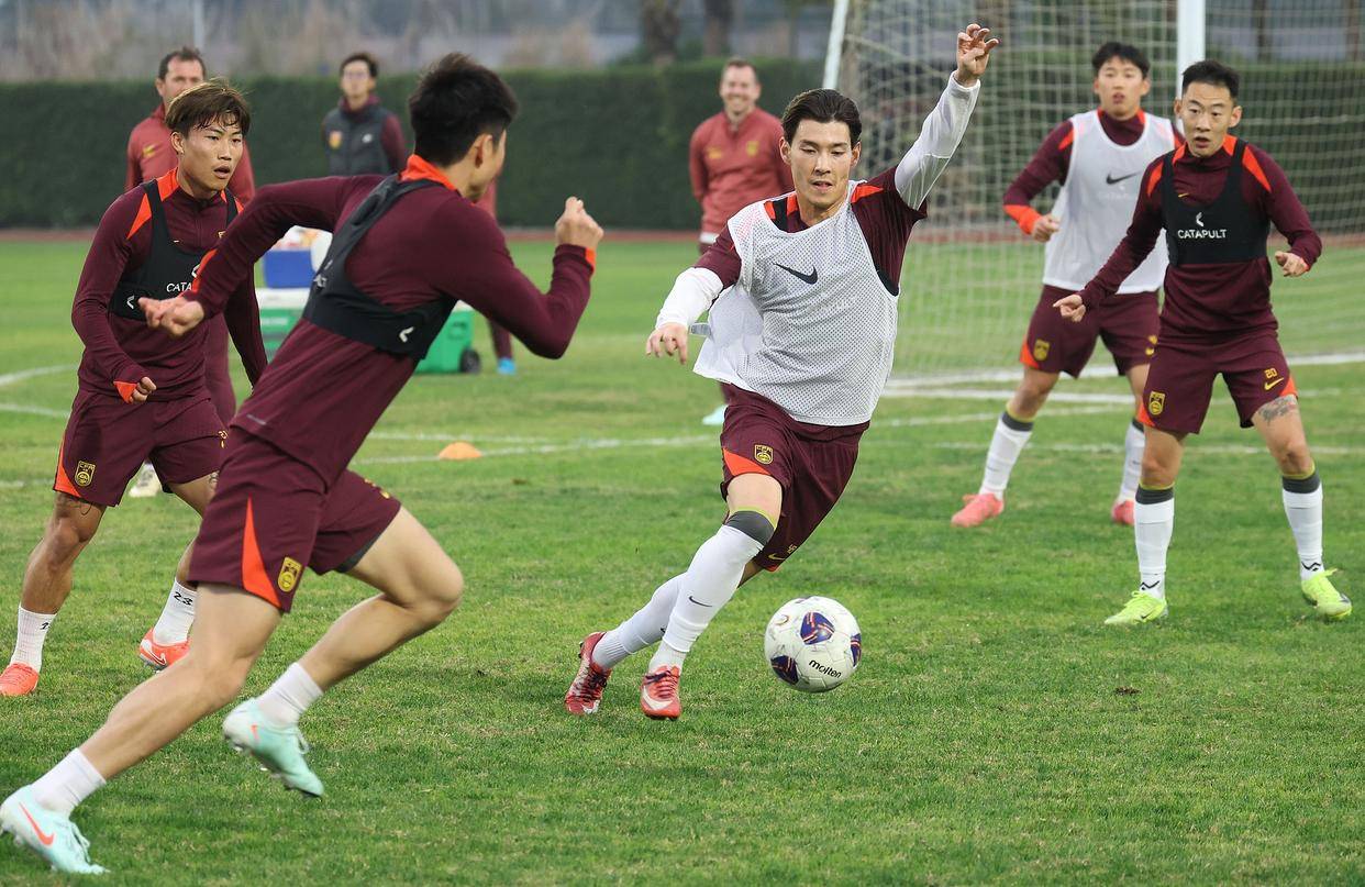 巴林队球员备战进行模拟热身赛