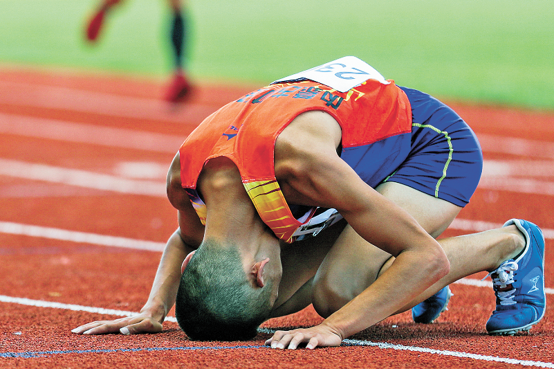 拼搏到底！球队拼尽全力，最终收获胜利的喜悦的简单介绍