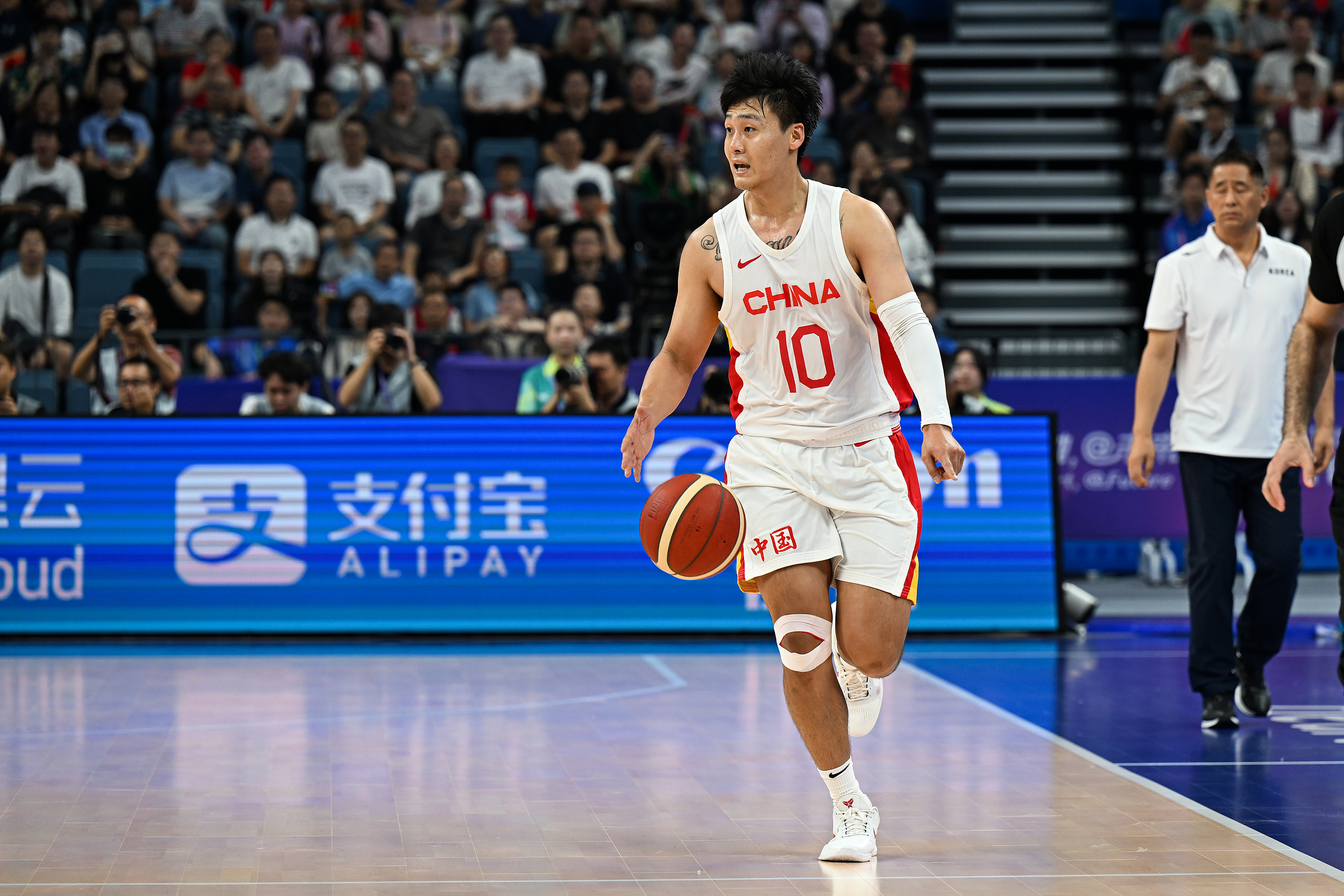 贵州男篮全员出击，主场拿下比赛