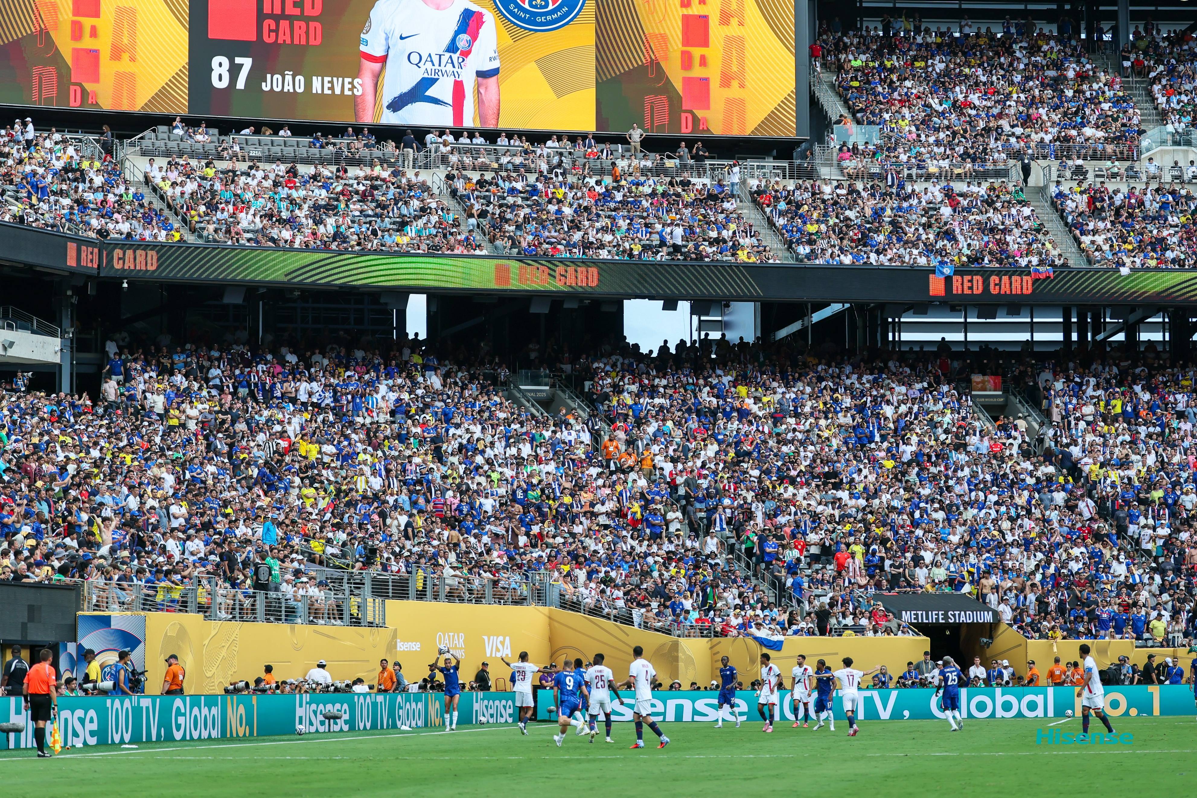 美职业大联盟球队激战，吸引众多球迷观看