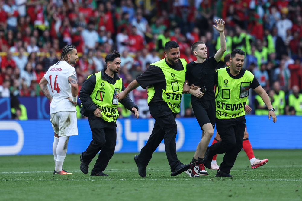 关于欧洲杯预赛场上球员狂热进攻，赢得胜利的信息