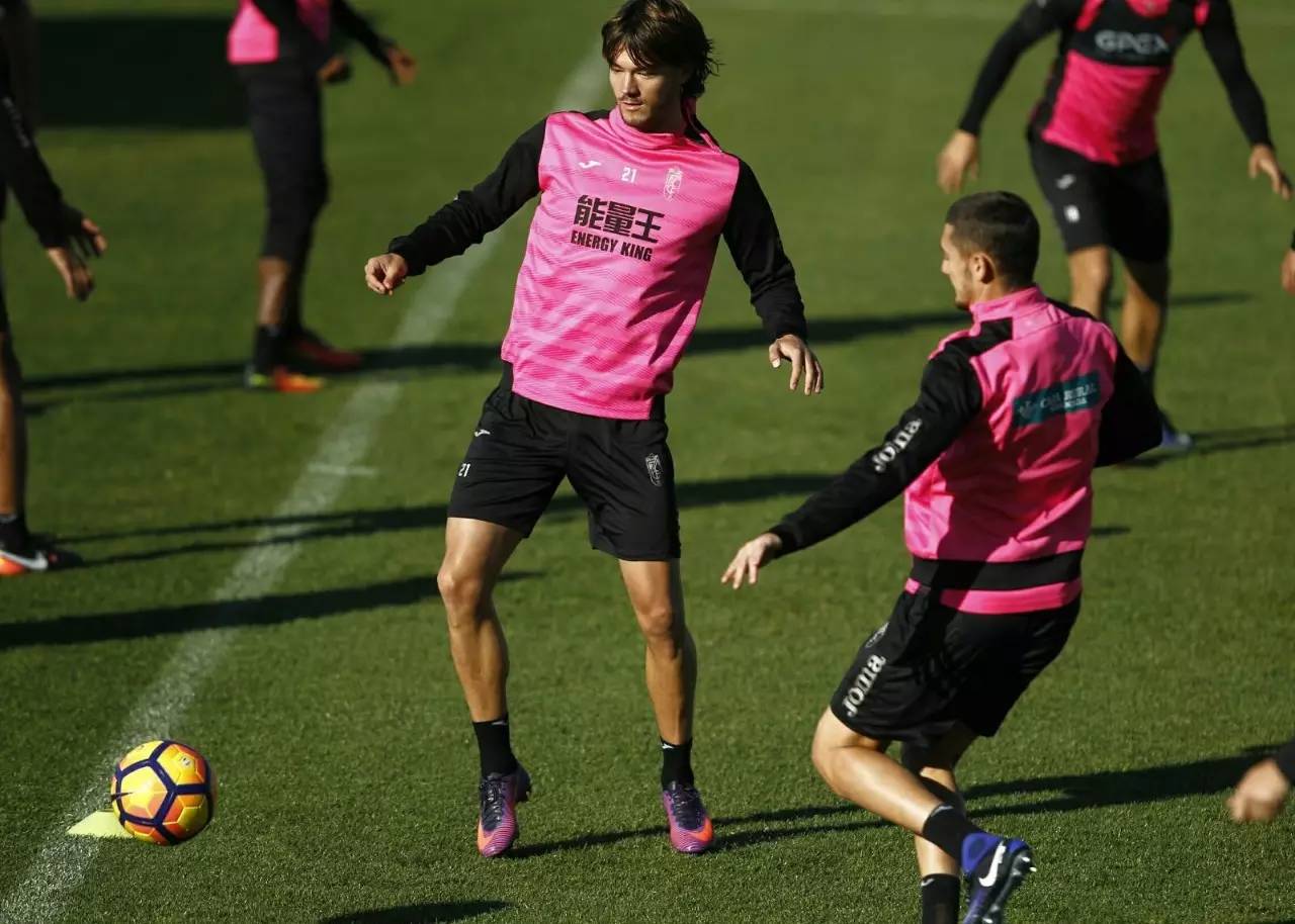 球队在全球联赛中积极备战，迎来好成绩