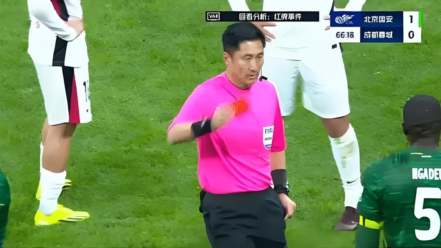 关键时刻球员冷静应对，助球队逆转胜局