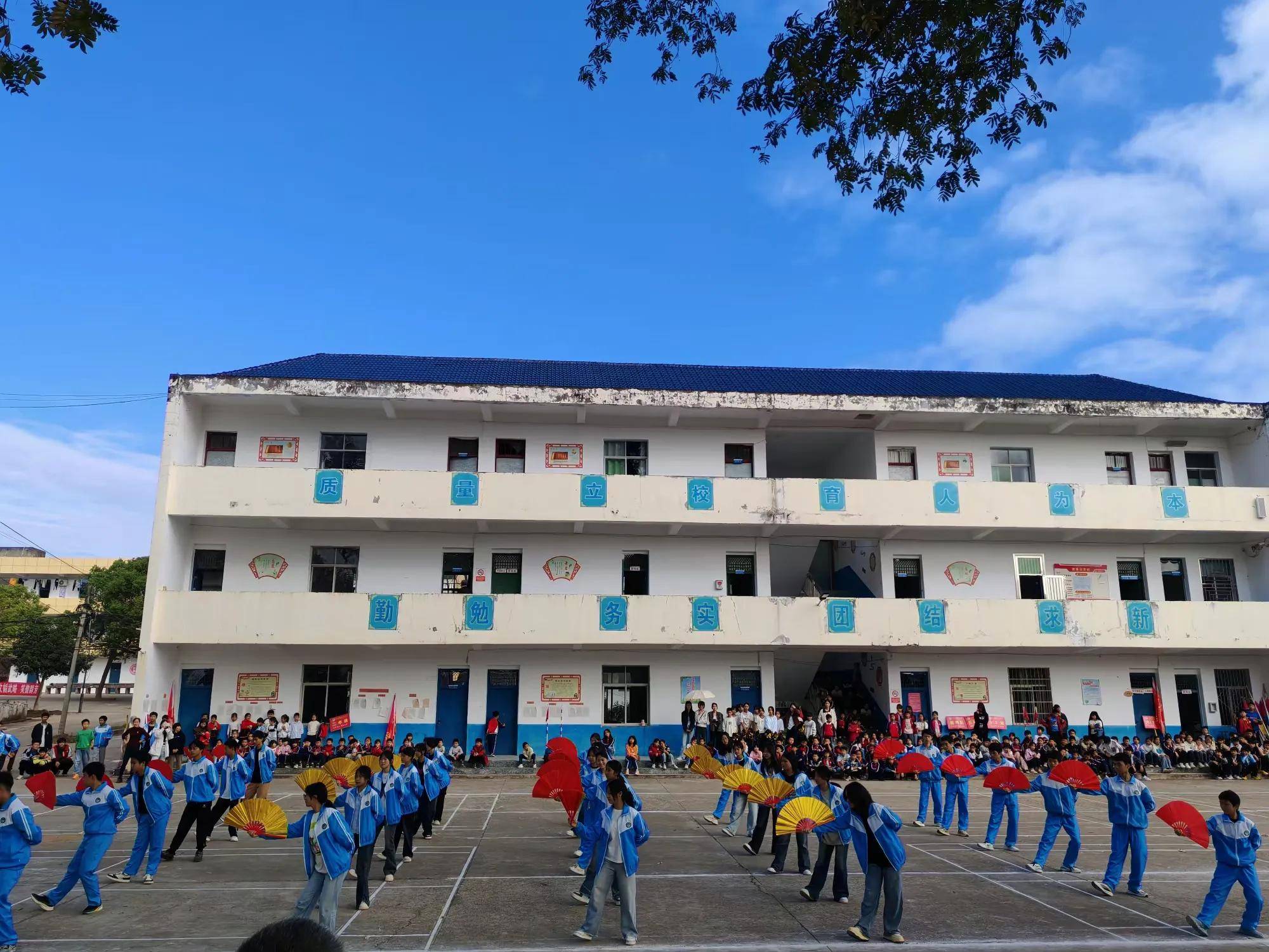 包含球场上的搏斗永不停息，两队运动员精神抖擞的词条