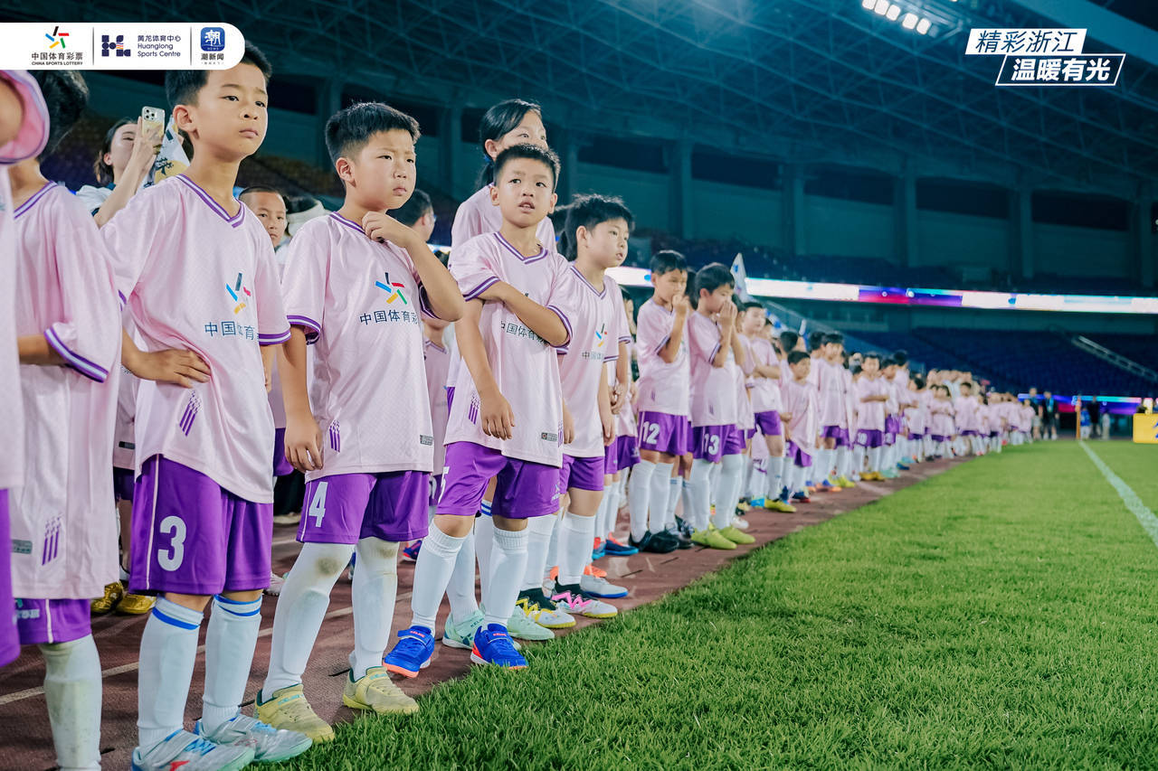 足球战况一览！体育场上的激烈争夺！