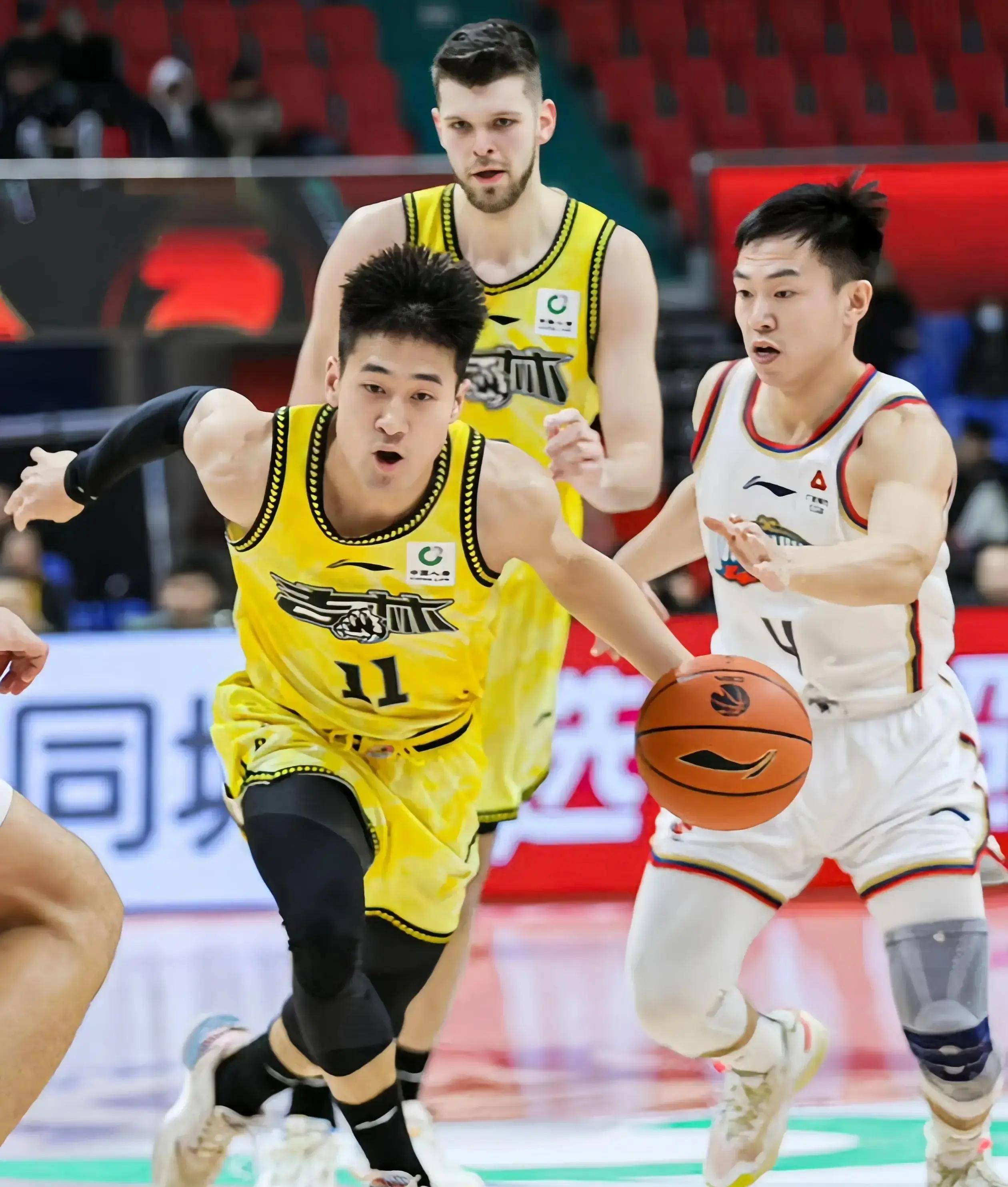 开云体育在线-河南男篮奋力作战，成功逆袭夺胜