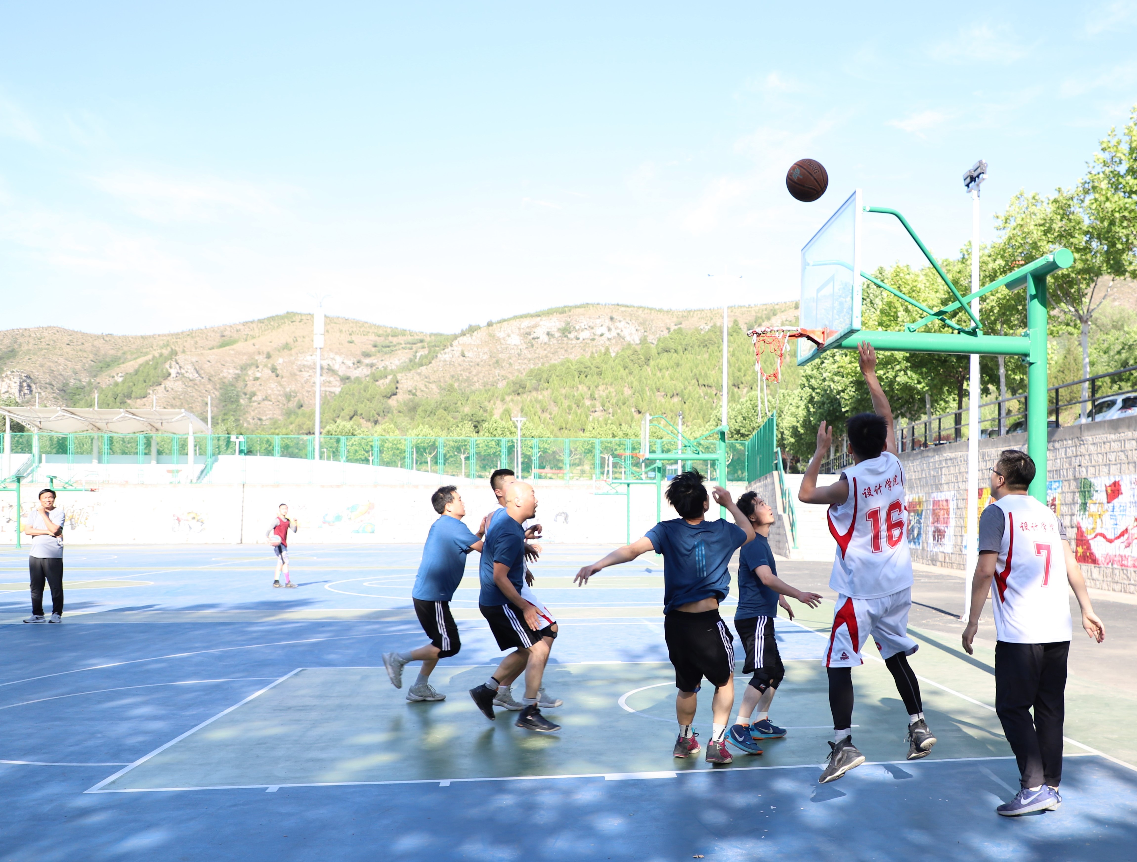 河南男篮奋力作战，成功逆袭夺胜