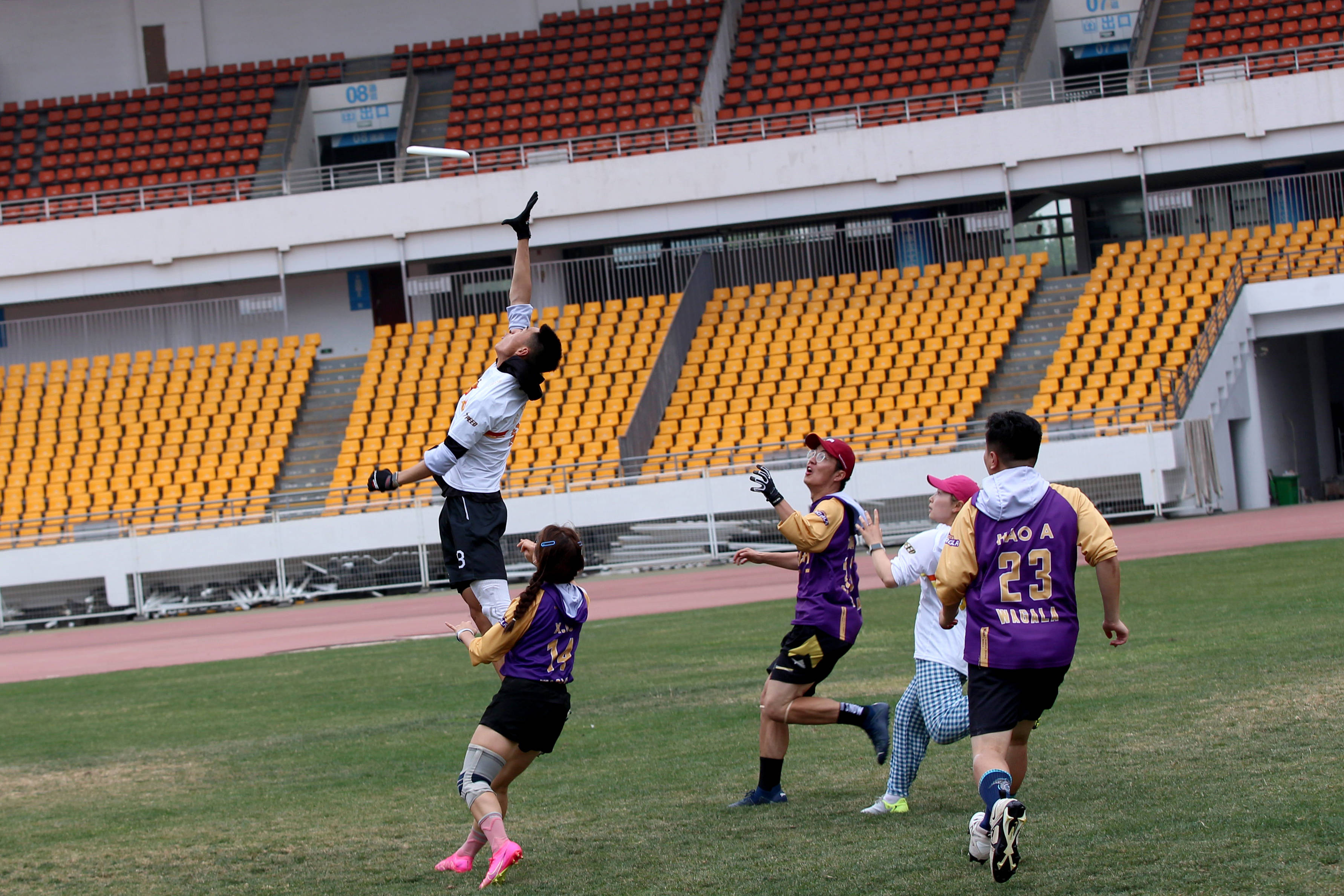 激烈角逐！选手们拼尽全力，争夺胜利