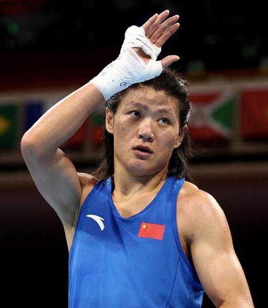 莫桑比克拳击选手亮相赛场，表现抢眼