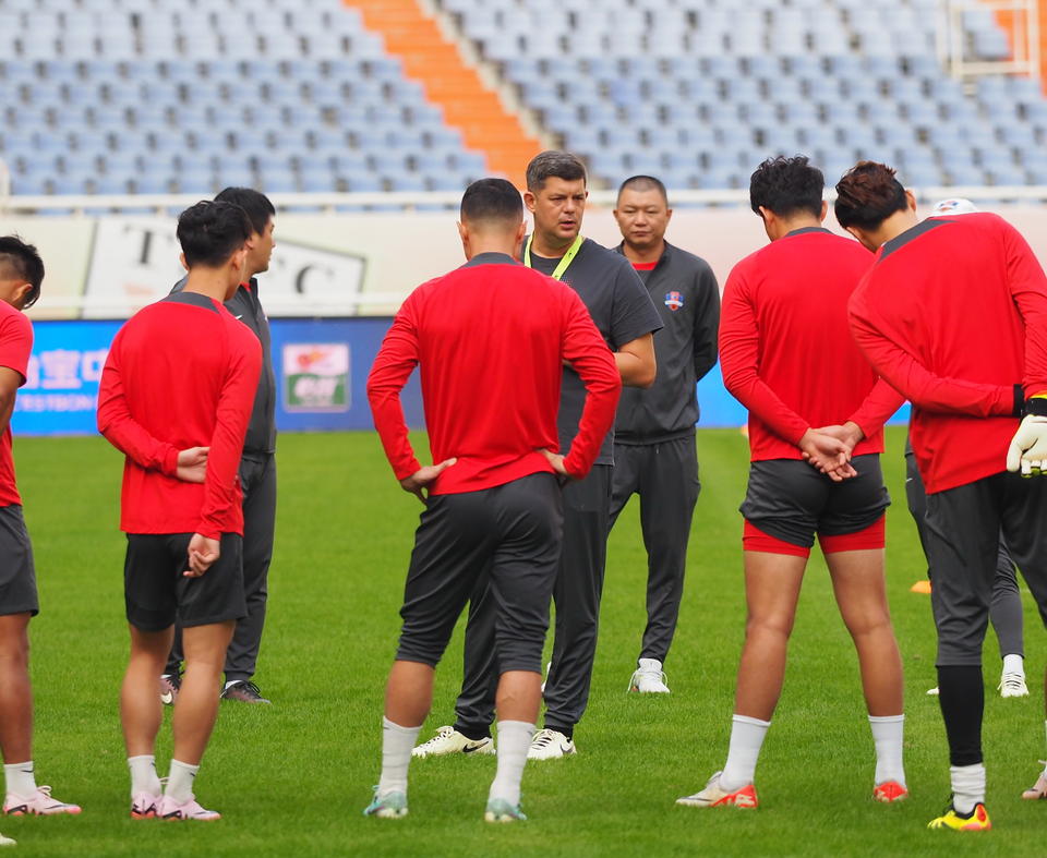 雄鹿后卫遭遇失语风波，球队气氛受影响