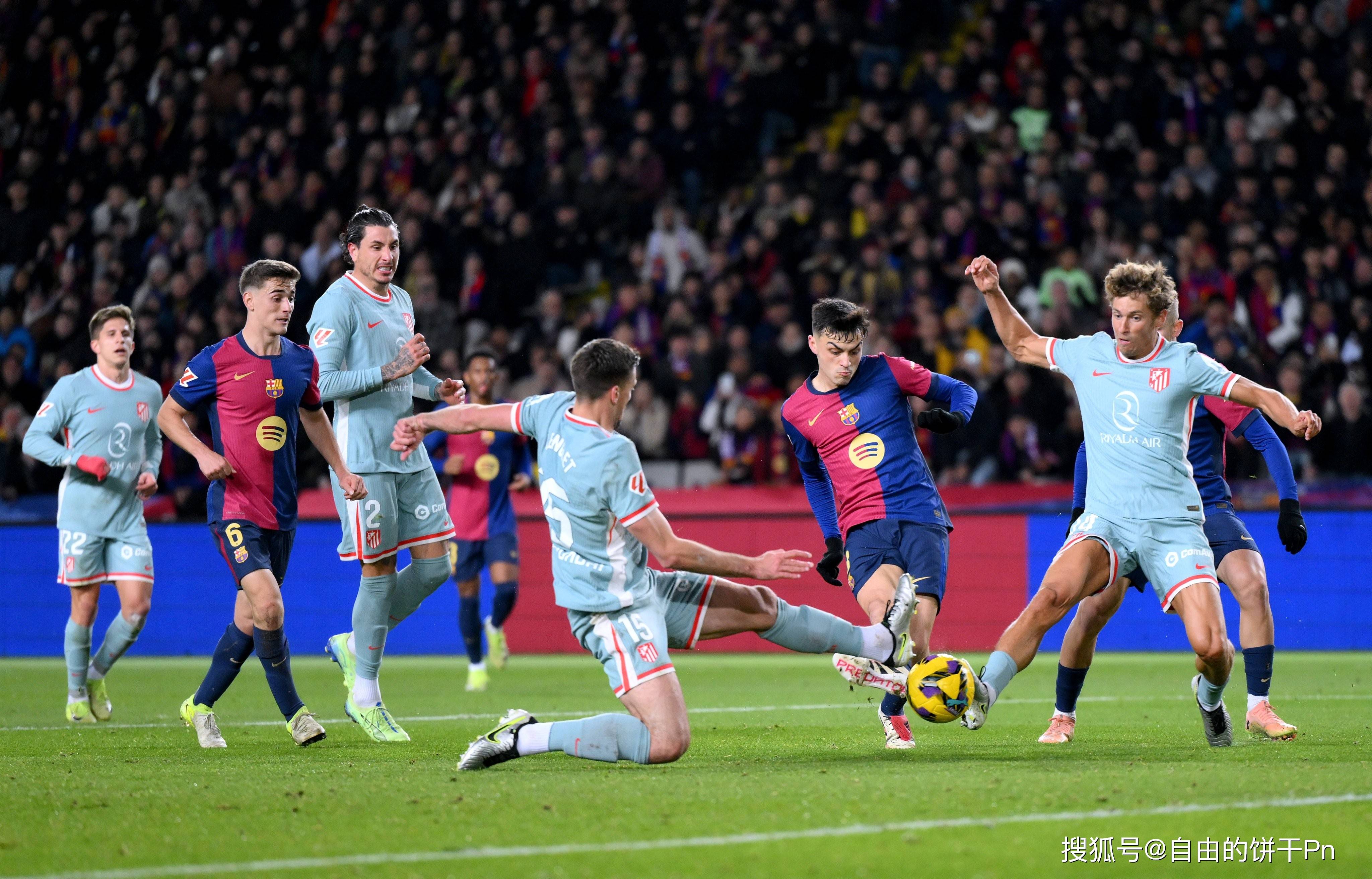 欧预赛比赛持续火热，球迷情绪高涨