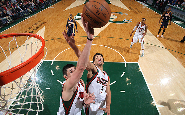 开云体育官网-雄鹿全员出击，强势掀起胜利风暴