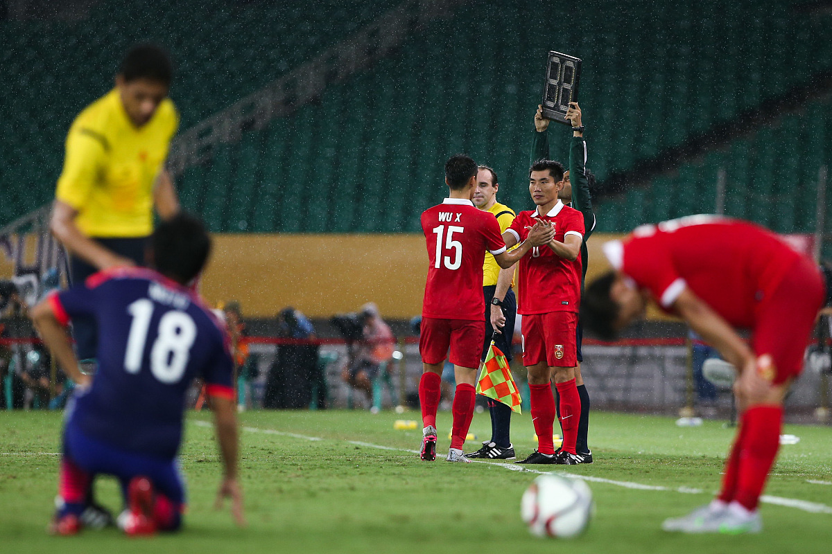 阿贾克斯主场告负，遗憾无缘晋级淘汰赛的简单介绍