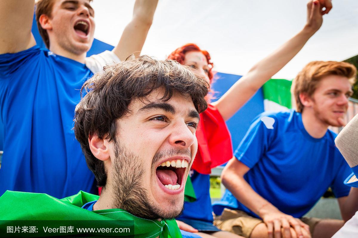 精彩绝伦的比赛，球迷们尽情欢呼