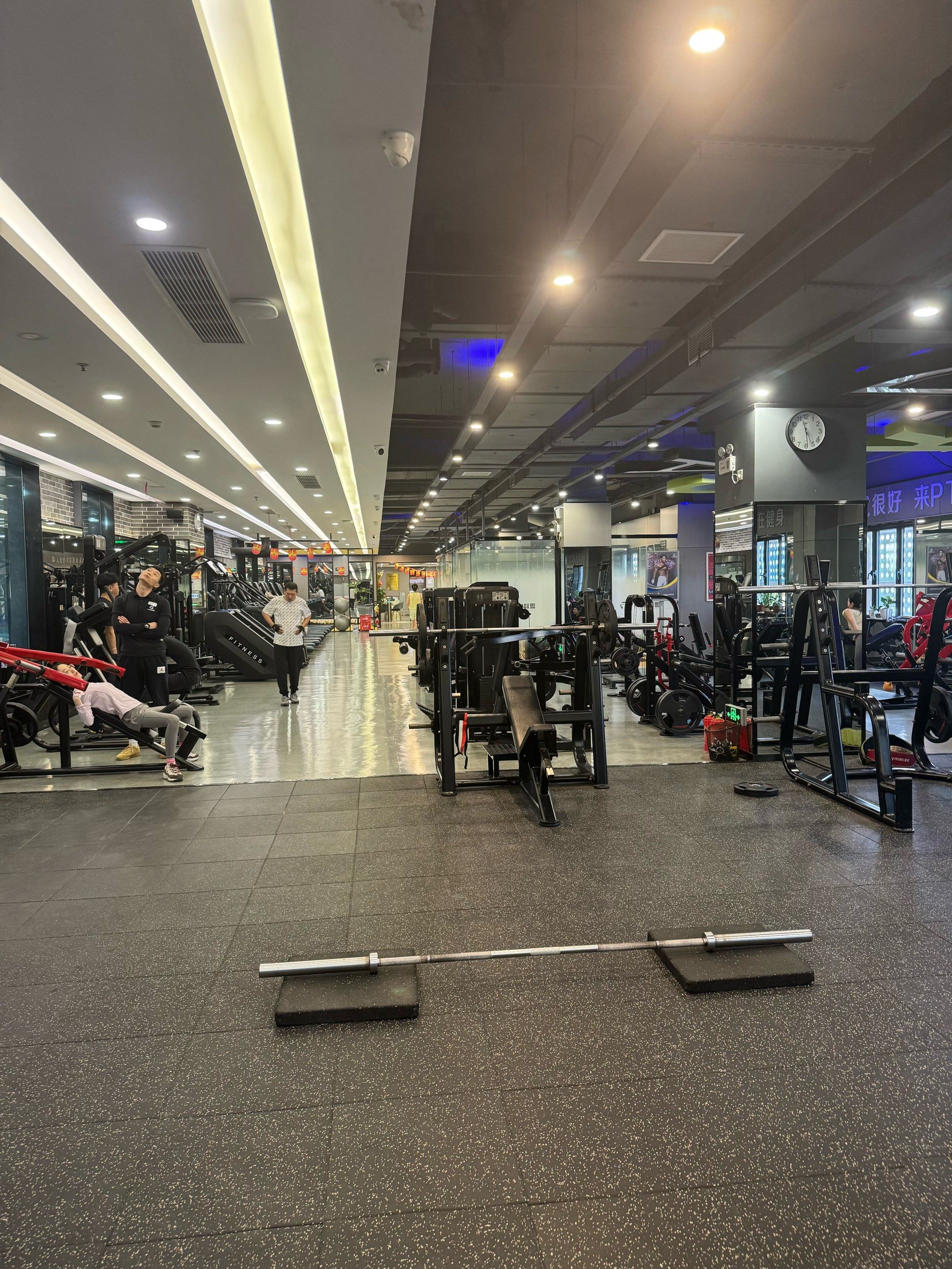 弗赖堡球员集体打卡健身房，保持身体状态的简单介绍