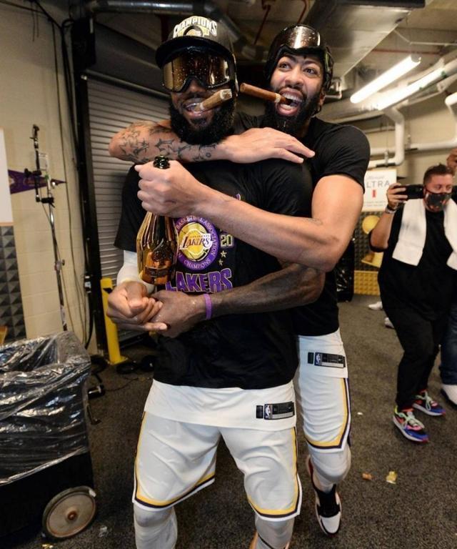 尼斯球员庆祝生日，全队狂欢庆祝