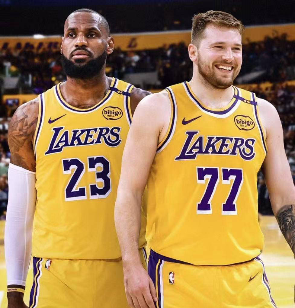 开云体育中国-詹姆斯领衔湖人队取得胜利，巩固领先地位