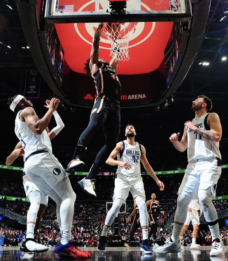 包含独行侠队主场告负，年轻球员需要更多历练的词条