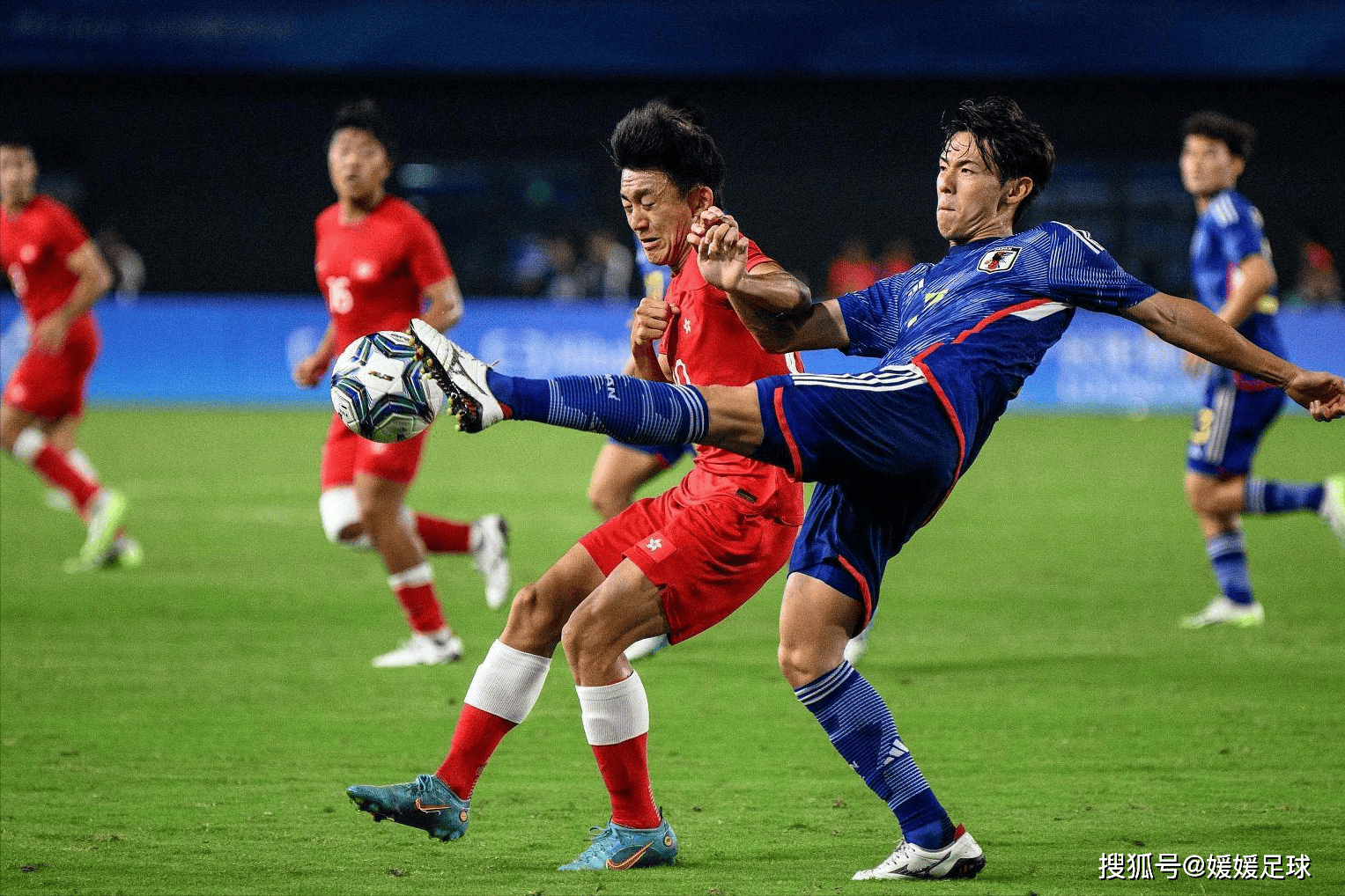 足球比赛强队对抗，实力对等竞技擂台