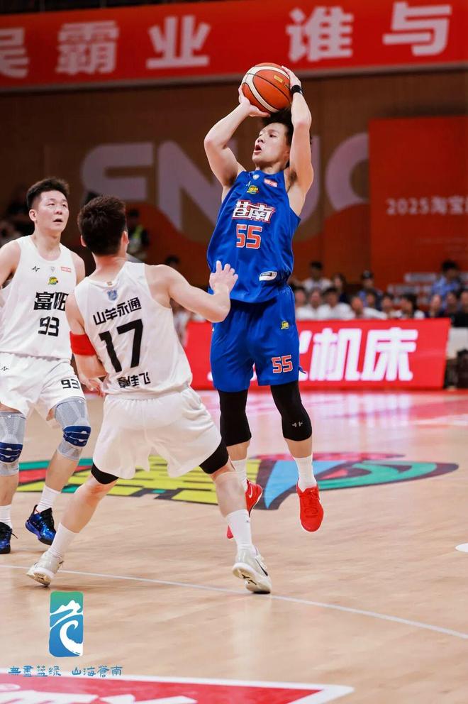 开云体育在线-葡萄牙队鏖战英格兰队，王皓扛起全队